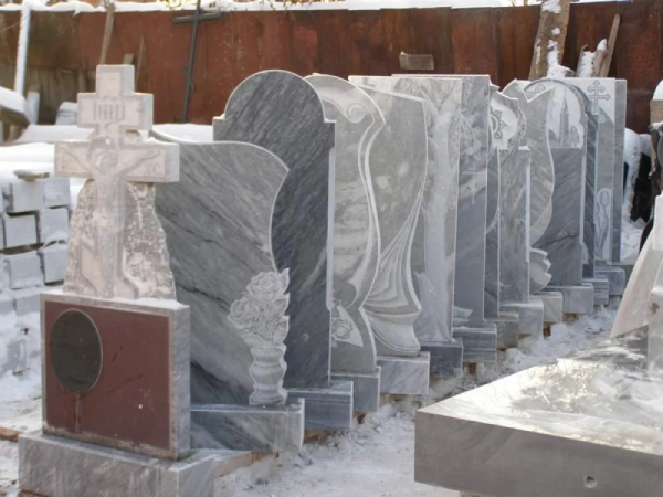 Памятники из мраморной крошки для могилы